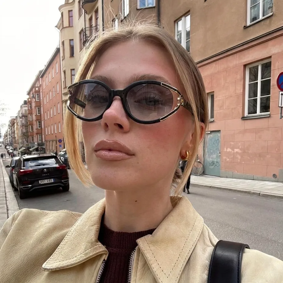 Flare Black Violet cat-eye sunglasses on model